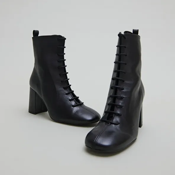 Heeled and lace-up ankle boots in black leather