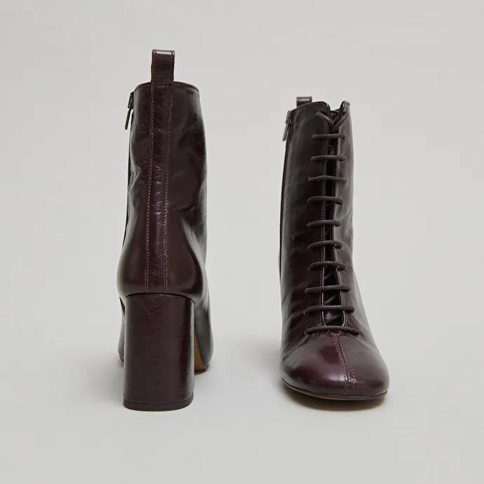 Heeled and lace-up ankle boots in chocolate distressed leather