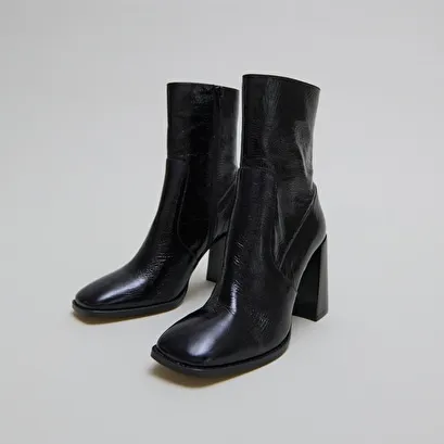 Heeled ankle boots with square toes in black shiny leather