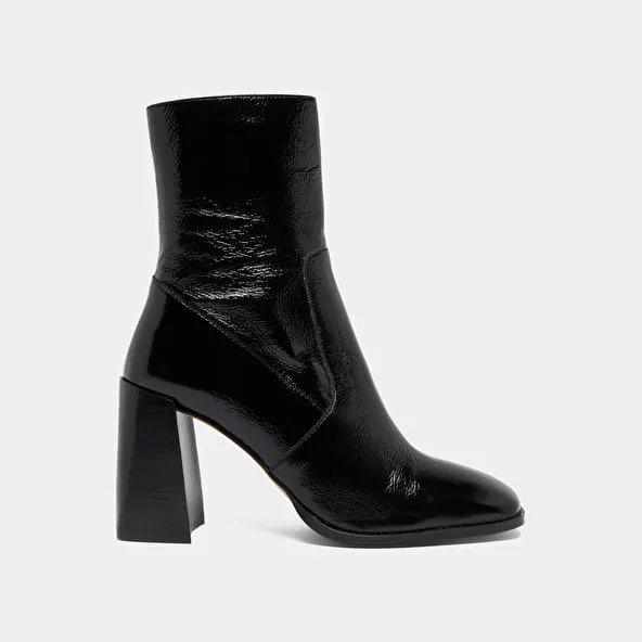 Heeled ankle boots with square toes in black shiny leather