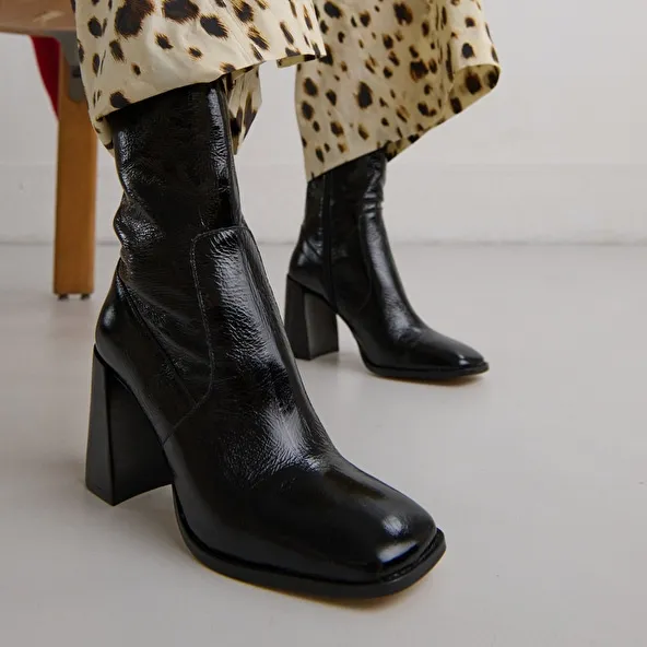 Heeled ankle boots with square toes in black shiny leather