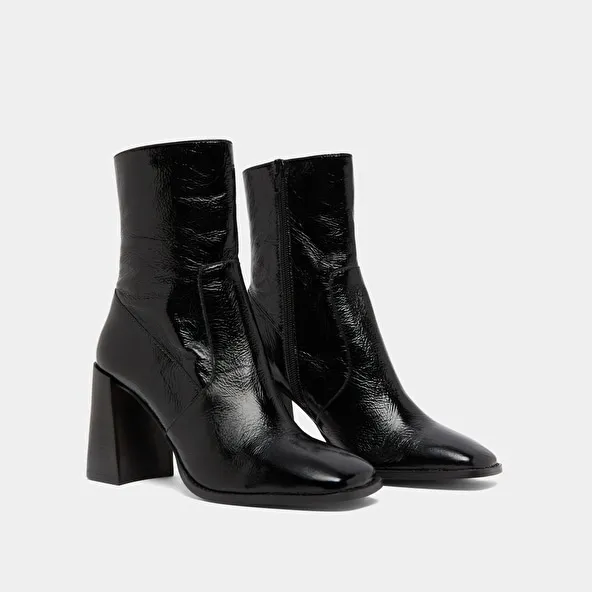 Heeled ankle boots with square toes in black shiny leather