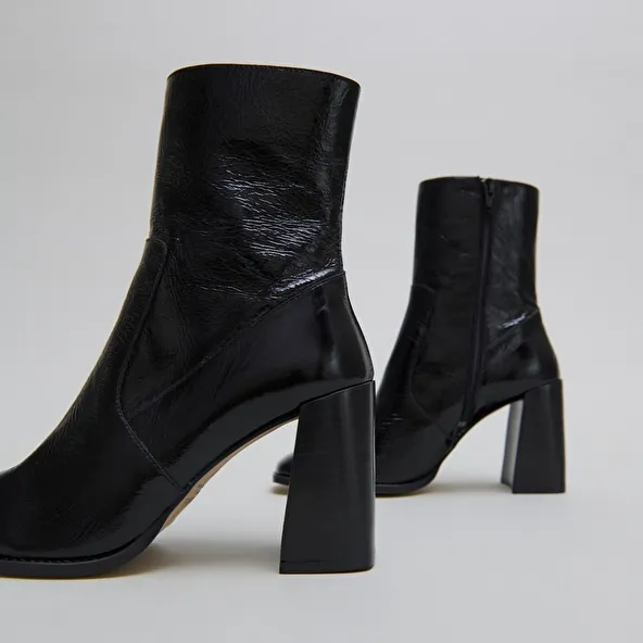 Heeled ankle boots with square toes in black shiny leather