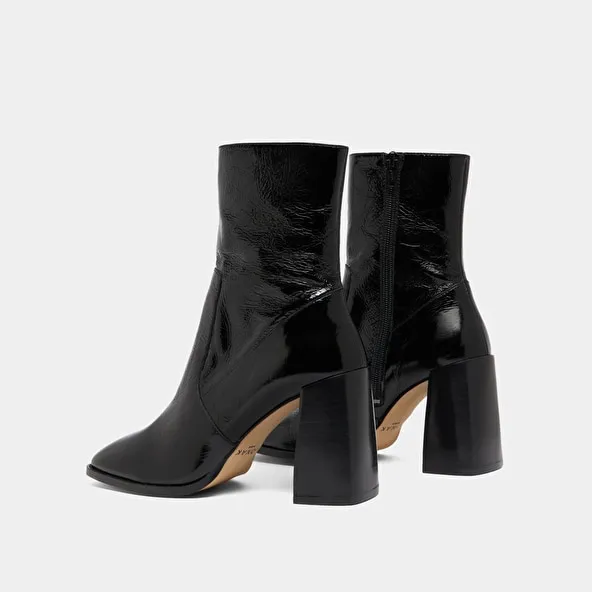 Heeled ankle boots with square toes in black shiny leather